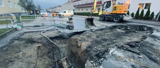 Trafiken stoppad på stora genomfarten – efter vattenläcka: "Otacksam gata att få problem på"