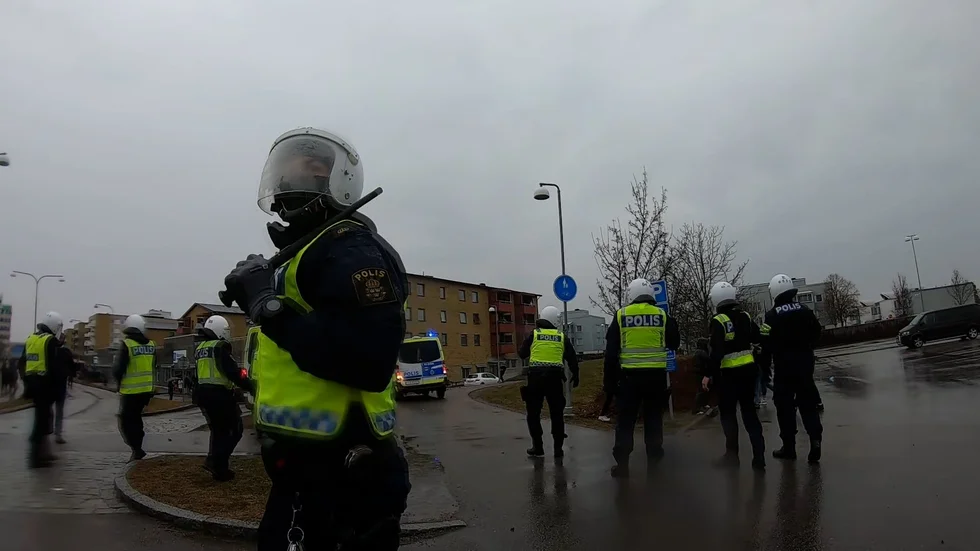 De nya videoklippen visar upploppen i Skäggetorp från polisens synvinkel.