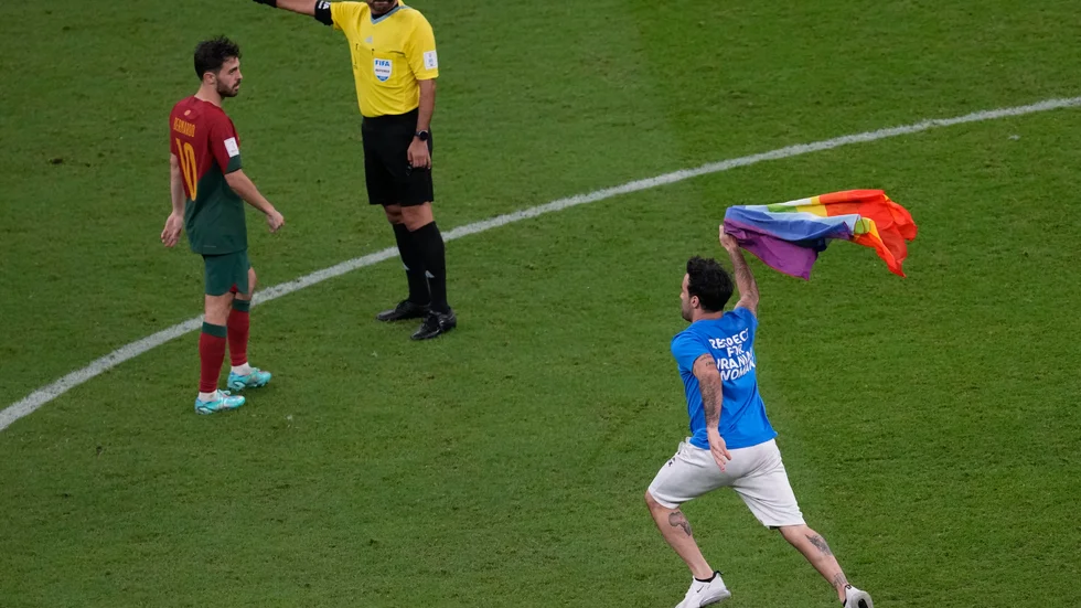 En man med en regnbågsflagga stormade VM-matchen mellan Portugal och Uruguay.