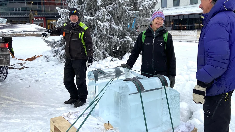 Arne Bergh och Sofi Ruotsalainen, här tillsammans med Janne Haglöf, fick en överraskning på vägen till stadshustorget. Is-tronens rygg sprack under transporten. 