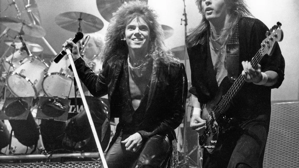 Rockbandet Europe lockade ungefär 700 ungdomar till sporthallen i Kalix en julikväll 1983. På bilden syns sångaren Joey Tempest och basisten John Levén.
