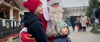 Lucia kröntes på torget – julmarknadssuccé i Enköping • Tomtefar: "Det är fantastiskt"
