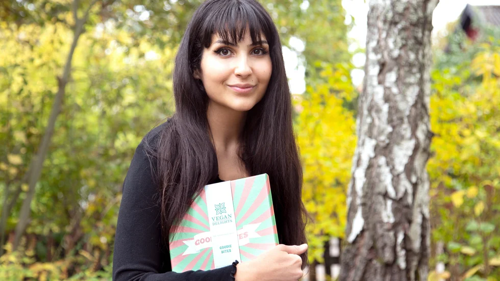 Anahita Vazvan har aldrig drömt om eget företag. Hon skulle bli diplomat och bidra till en bättre värld. Nu ser hon att hon kan göra det genom sin veganska chokladfabrik. 