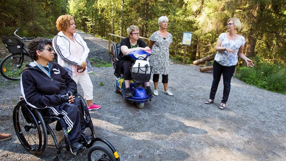 UTBYTE. Politiker, tjänstemän och representanter för funktionshinder-rörelsen deltog i resan. Från vänster Alexandra Kumppani, DHR, Ann Hjorth, miljö- och byggnadsnämnden, Ingela Lundbäck, DHR, Ullacarin Palm, samhällsutvecklingskontoret och Lenitha Ericson, Stadsbyggnadsnämnden.