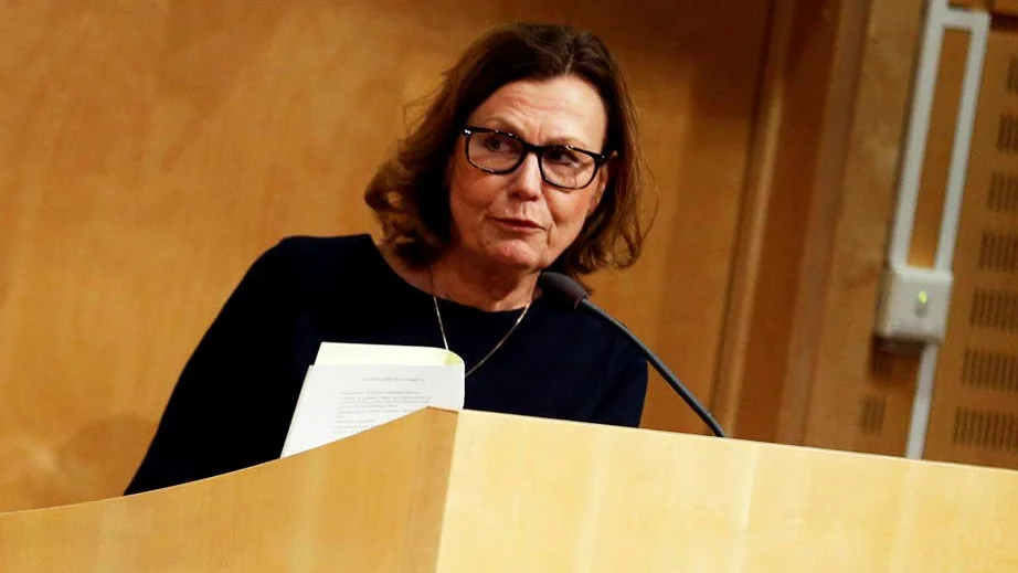 nytt uppdrag. Politkern Anna-Stina Nordmark Nilsson (C) kliver tillfälligt av sin politiska karriär för att styra upp oredan i Lulebo. Enligt henne själv är hon bra på det området. Lars-Åke Mukka (C) tar över i landstinget när hon är borta.