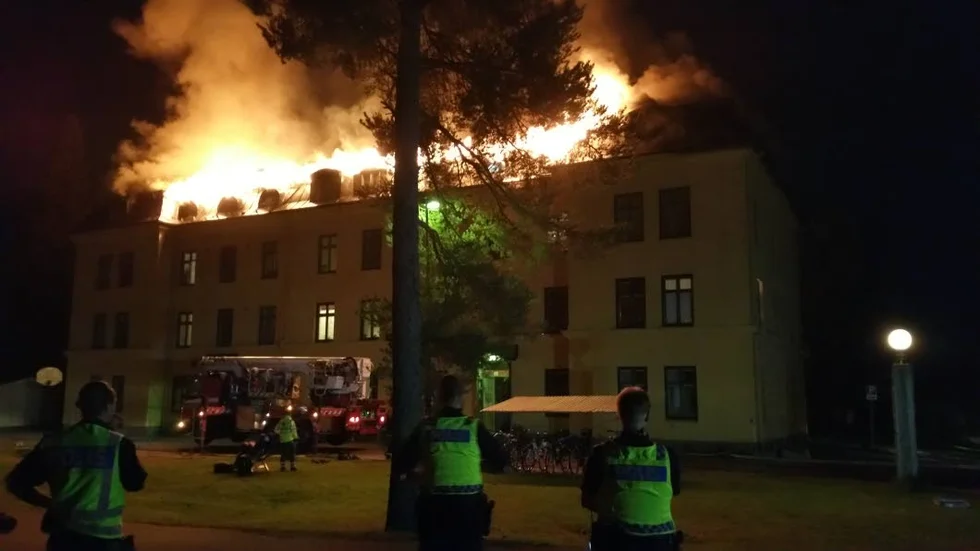 FORTSätter BRINNA. Räddningstjänsten har problem med att få stopp på branden i flerfamiljshuset i Boden, som riskerar att brinna ned till grunden.