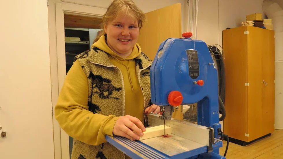 KNIVSLÖJD. Hanna Nikumaa går en kurs i knivslöjd.