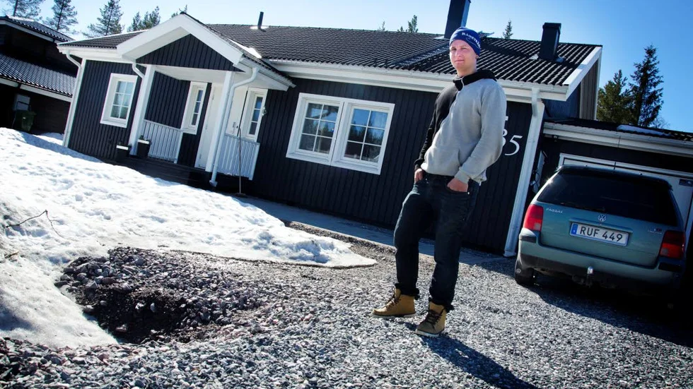 Får gräva själv. Sonny Vuopio är sedan tre år tillbaka husägare på Söderbergskullar. Sedan han flyttat in har han väntat på att kommunen ska göra klart diket utanför hans och flera grannars hus. ”De säger att vi får gräva rör för avrinning själv, men diket är ju på kommunens mark”, säger han.