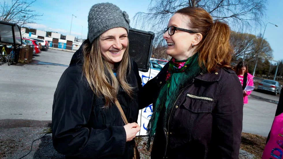 LYCKLIG. För drygt två veckor sedan betalades Alina-Elena Dimas faktura på 32 600 vid en manifestation på landstingshuset. Jenny Larsson från Medmänniskor i Luleå var glad. I dag är hon tagen över den nya summan.