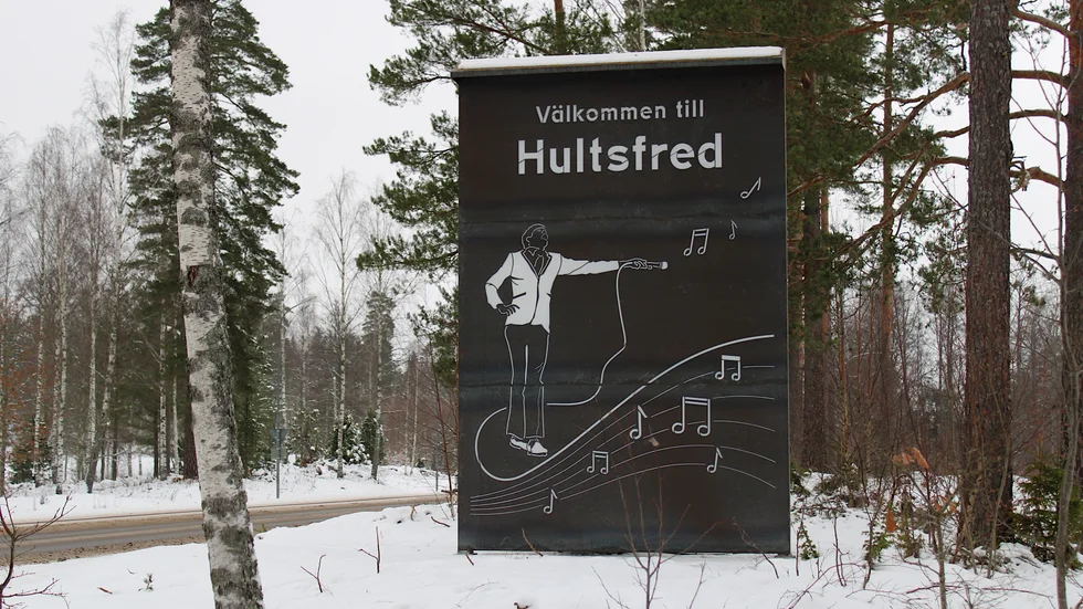 En av välkomstskyltarna med Howlin' Pelle från The Hives har satts upp vid södra infarten till Hultsfred.
