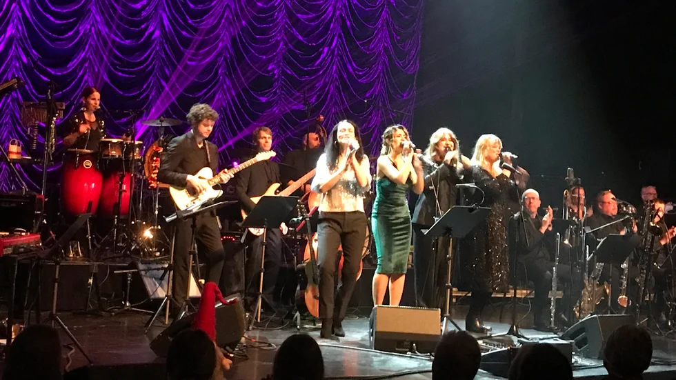 Kerstin Ryhed, Graciela Chin A Loi, Linnea Henriksson samt Britta Bergström bjöd på ett rivigt samspel med storbandet och gitarristen Efraim Törnfeldt i Bee Gees låten "How Deep Is Your Love".