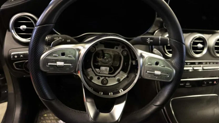 De två åtalade männen anklagas bland annat för att ha försökt att stjäla en airbag i en Mercedes som stod parkerad i Tokarp. (Bilden är hämtad ur förundersökningen.) 