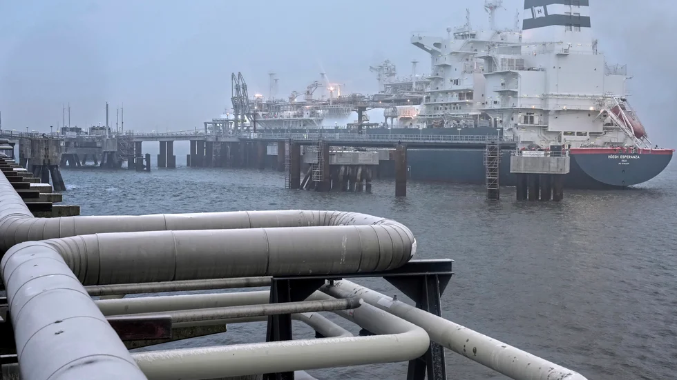 En ny, flytande gasterminal för mottagning av flytande naturgas i Wilhelmshaven i Tyskland är en del av vägen bort från europeiskt beroende av rysk gas. Arkivbild