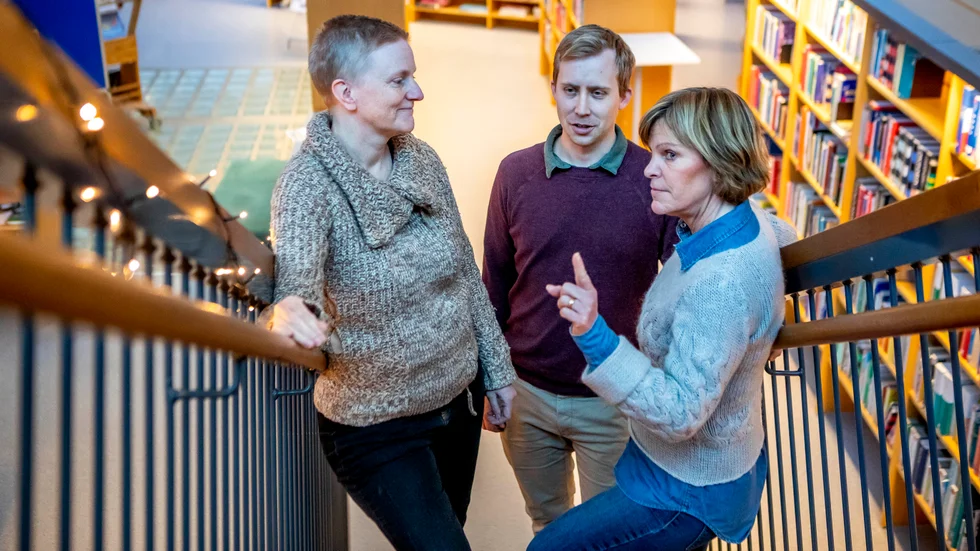 Platengymnasiets lärare Karin Linderyd, Johan Granath och Susanne Yderfors smider planer för hur intresset för teknikprogrammet bland tjejer ska gå åt samma håll spm Susanne pekar. 