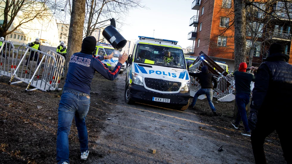 Hundratals poliser skadades i samband med vårens upplopp. Straffen för grovt blåljussabotage skickar en viktig signal.
