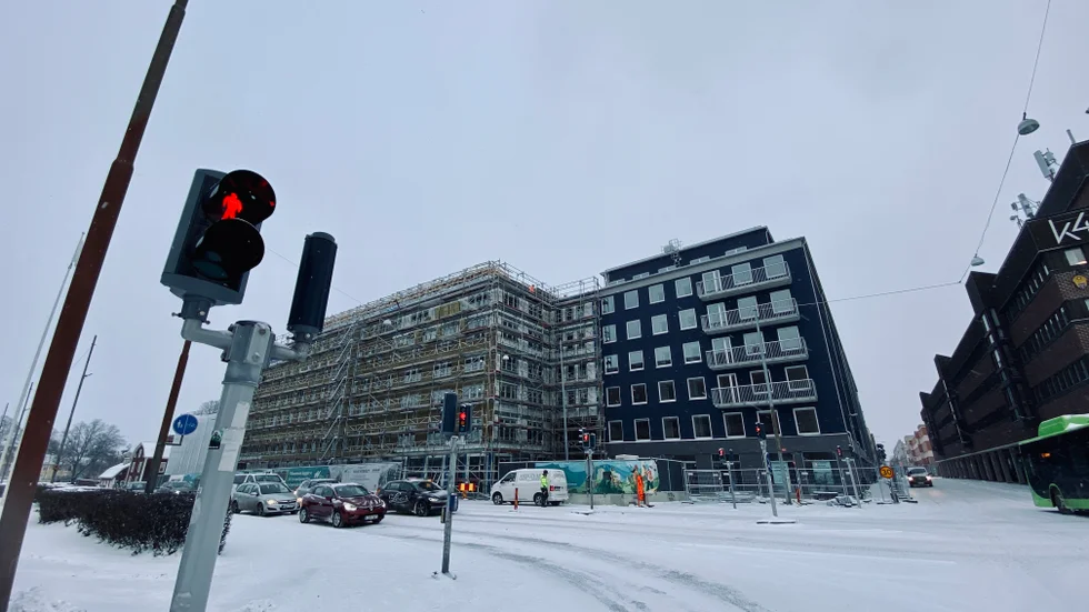 Trafikljuskorsningen mellan Tullgatan och Kungsgatan ska byggas om till cirkulationsplats, men arbetet har försenats.