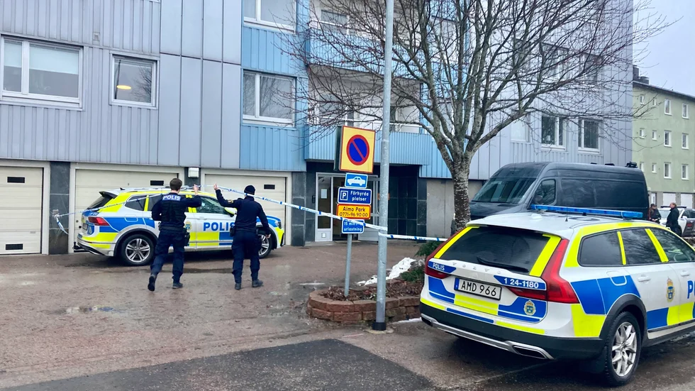 Polis på plats utanför huset där explosionen inträffade 27 januari i år. Arkivbild.