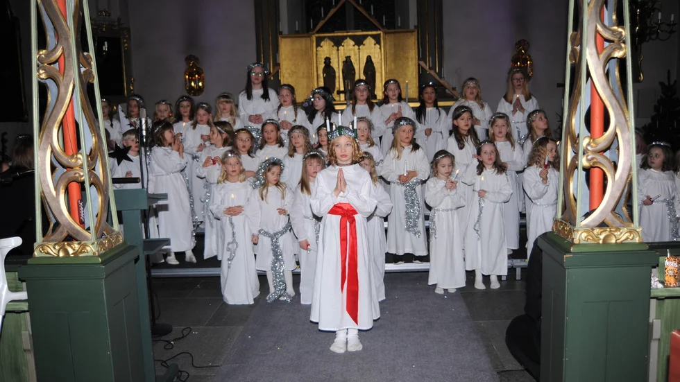 Alla 60-talet småtärnor med lucia Livia Lundsten längst fram sjöng för fullsatt Kalix kyrka i onsdags.