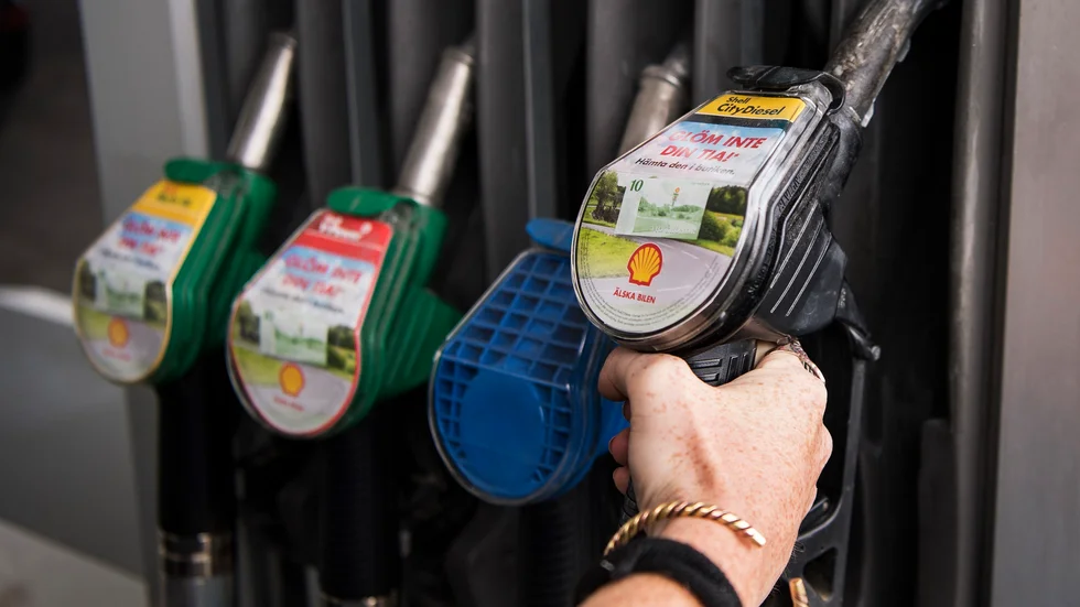 Dyrare att fylla dieseltanken. Arkivbild