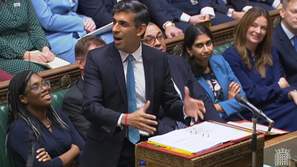 Storbritanniens premiärminister Rishi Sunak under utfrågning i parlamentet.