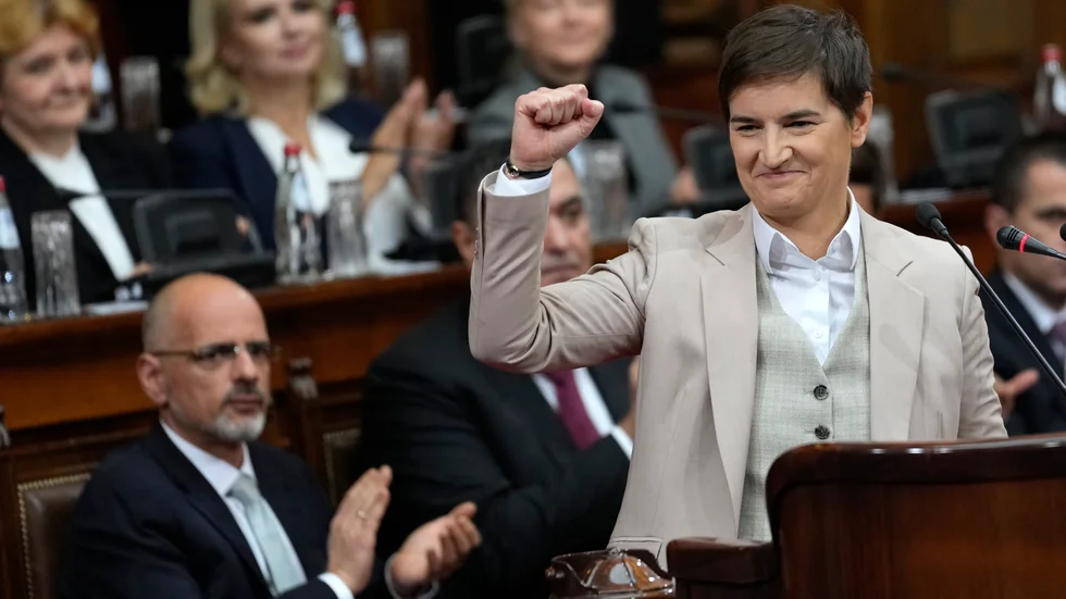 Serbiens premiärminister Ana Brnabic inför omröstningen i parlamentet.