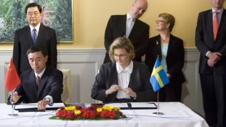 STOCKHOLM  20070610
Sony Ericssons Gunilla Nordström och Kinesiska postverkets Tan Xinghui skriver under ett samarbetsavtal.
Foto: Maja Suslin / SCANPIX / Kod 10300