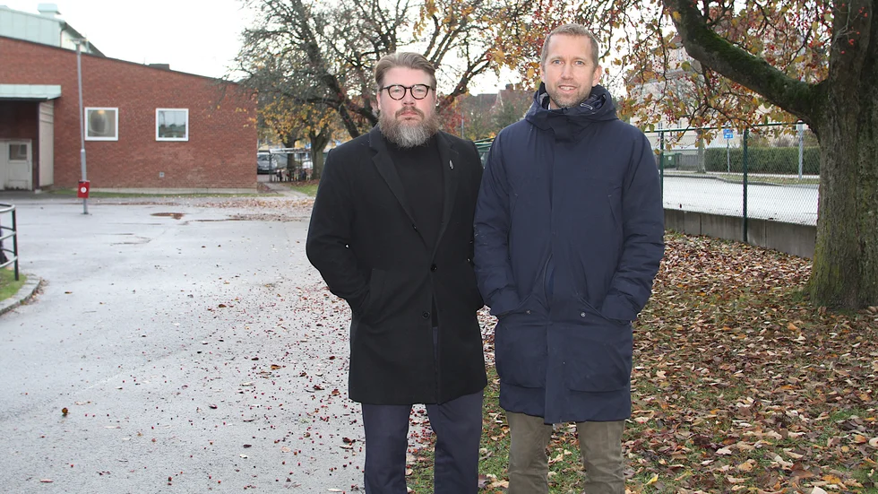 Kommunstyrelsens 1:e vice ordförande Anders Härnbro (S) och ordörande Jacob Högfeldt (M) behöver fundera på vilka signaler de skickar ut till anställda och invånare i kommunen när de föreslår höjda politikerarvoden. 