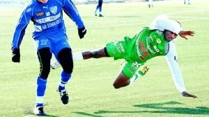 UPP OCH NER. Bodens BK har startat serien bra, men i bortamatchen mot Umeå blev det platt fall för Pascal Ebigbo och hans lagkamrater. Foto: ROLAND S LUNDSTRÖM