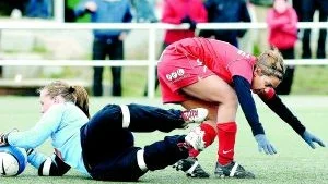 NY SEGER. Emma Thall och hennes Piteå vann med 1-0 hemma mot Gamla Uppsala och tog därmed steget upp till andra plats i tabellen. Karin Bergs mål redan efter 15 minuters spel blev matchens enda och gav tre nya Piteåpoäng. Foto: ROLAND S LUNDSTRÖM