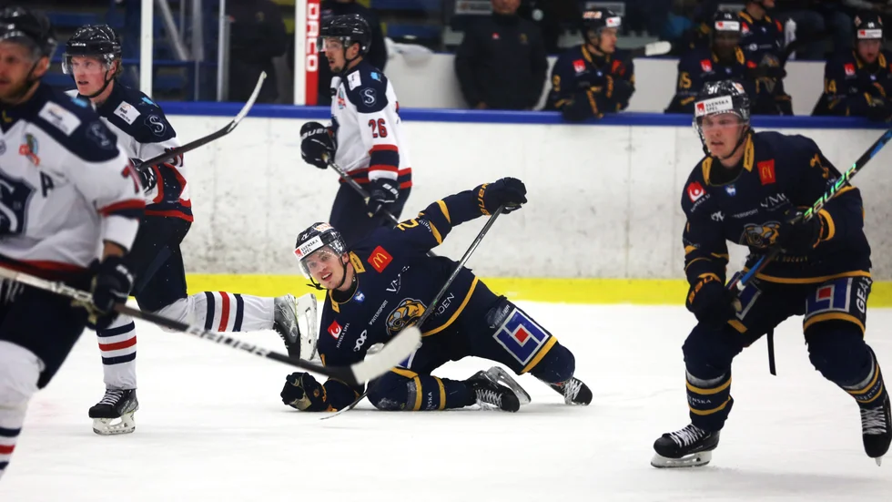 Elias Lindström fick ett skott på pungen när han skulle täcka ett skott i den andra kvartsfinalen mot Karlskrona.