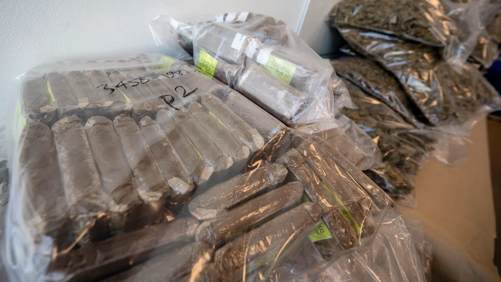Beslagtagen cannabisharts visas upp vid en pressträff om ett stort narkotikaåtal på Tullverkets huvudkontoret i Hyllie i Malmö tidigare i år. Information från den krypterade appen Anom hjälpte Tullverket i utredningen.