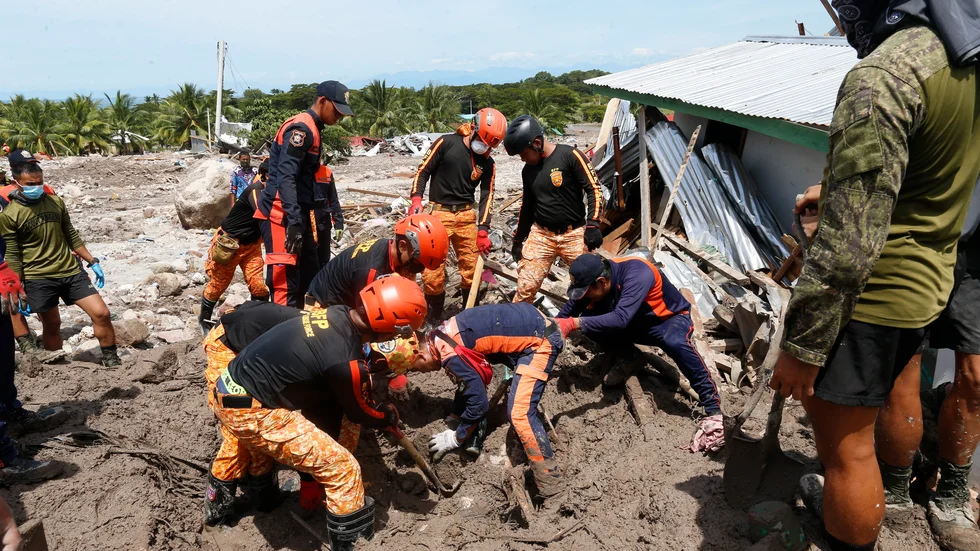 Räddningsarbetare i arbete i Maguindanao-provinsen.