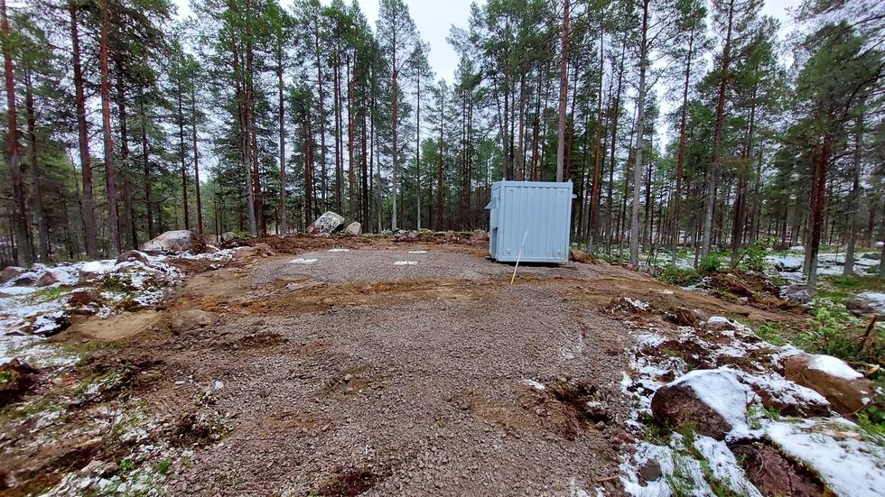 Telemasten byggs på motionsområdet Djuptjärn i Arjeplog. Enligt sportklubben finns det en risk för att snö och is rasar ned på skidåkarna i vinter. 