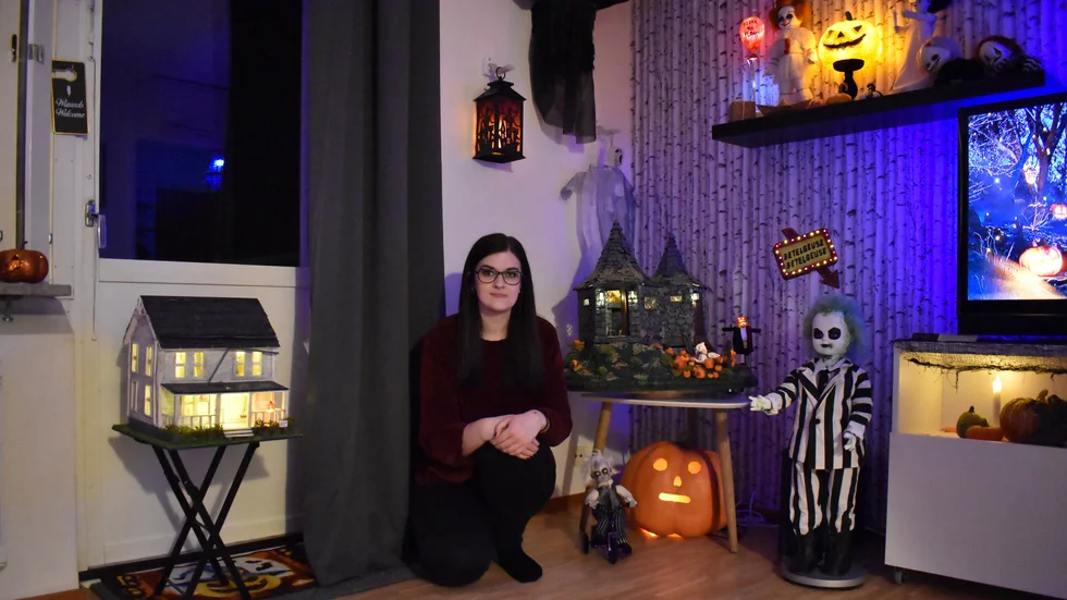 Bland allt som Tina Holmström ställer ut finns även en del små installationer. Bland annat huset från Halloweenfilmerna och Hagrids hus ur Harry Potter.