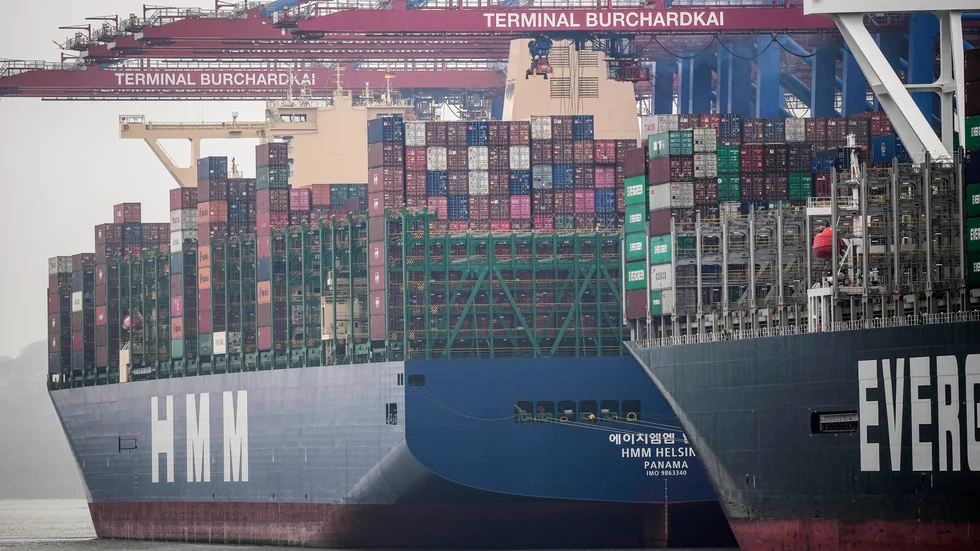 Containerfartyg i hamnen i Hamburg.