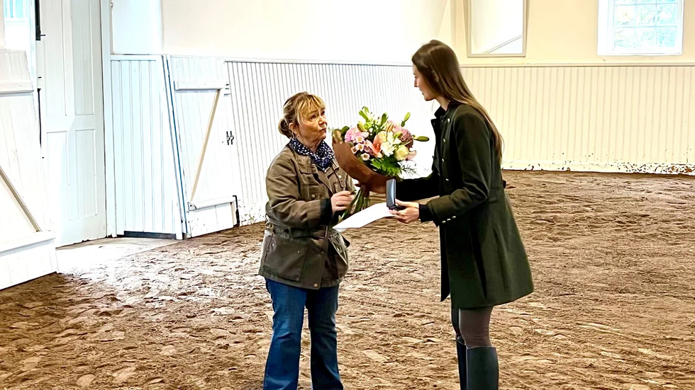 Landshövding Beatrice Ask överlämnar medaljen till Louise Chatteli.