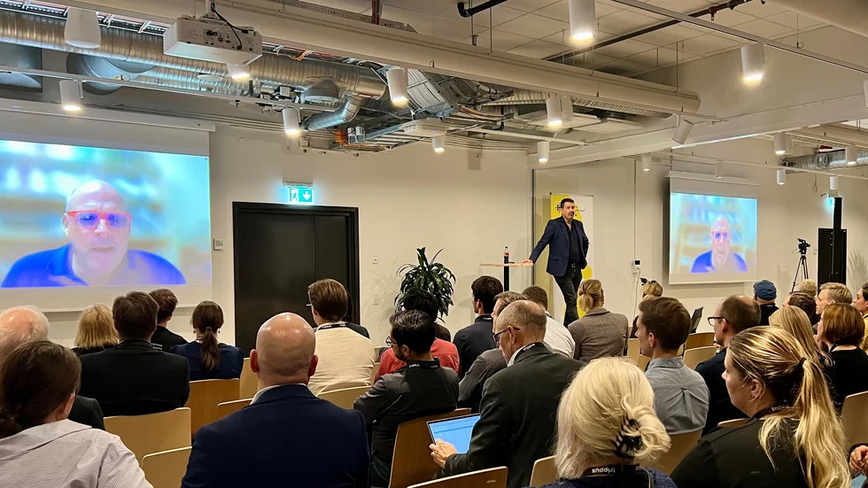 Uppkoppling mot investerare Silicon Valley inför pitchen av Uppsalaföretagen. På scenen konferenciern Johan Wester.