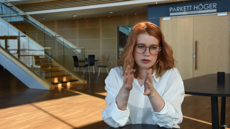 Emmeli Nybom tvingas att sluta som kultur- och fritidsnämndens ordförande. Ett påtagligt kompetenstapp för politiken.