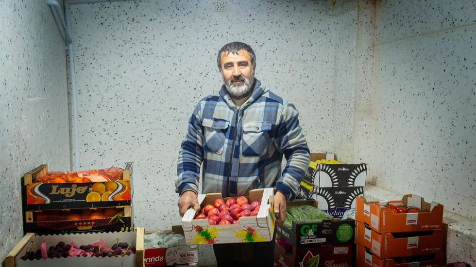 Ali Hassan trodde allt var grönt när kommunens livsmedelsenhet registrerade hans ansökan om att få starta mataffär i lokalerna. Nu visar det sig att det också hade krävts ett bygglov. "För mig och min familj är detta katastrof", säger han.