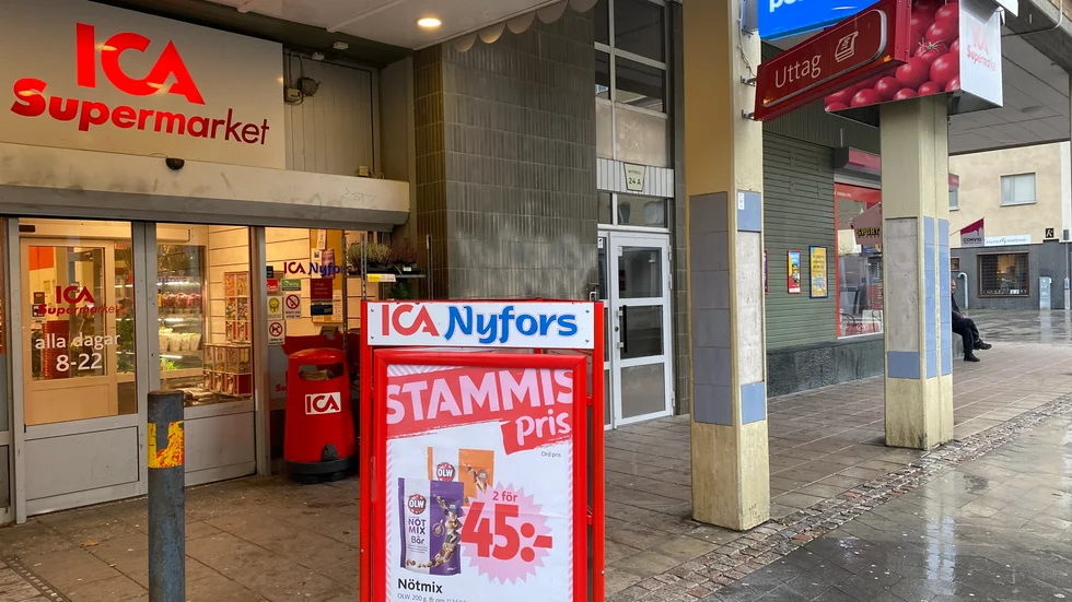 På Ica Supermarket Nyfors har fler vardagsvaror som exempelvis sylt, ris och korv försvunnit den senaste tiden.
