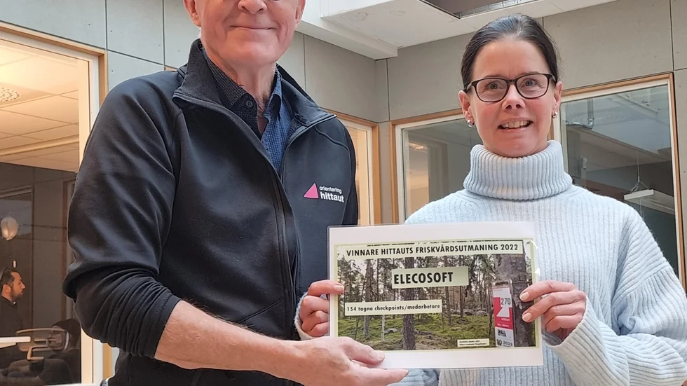 Elecosofts Marianne Hansson, som vann friskvårdsutmaningen med i snitt 148 checkpoints per medarbetare, fick under torsdagen ta emot ett diplom från arrangören Håkan Lundmark.