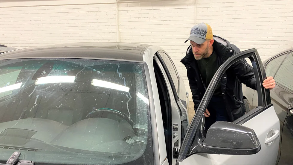 Föraren till den här bilen stoppades nyligen i en poliskontroll i Uppsala. Bilägaren har 101 000 kronor i skulder som ska betalas genom att bilen säljs på offentlig auktion, uppger Anders Fahlén Sundblad vid Kronofogden.