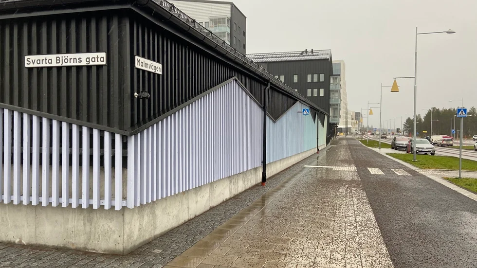 Malmvägen är huvudleden som skär genom nya centrum. Här korsas den av Svarta Björns gata. Svarta Björn jobbade som kocka åt rallarna som byggde Ofotbanan mellan gruvan i Kiruna och hamnen i Narvik.