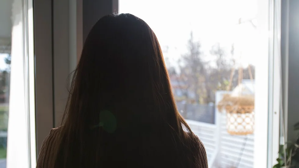 Ebbas son Lucas har adhd, vilket gör att han har svårt att koncentrera sig i skolan. Hon undrar varför Lucas inte längre får en elevassistent trots att det funkade så bra.