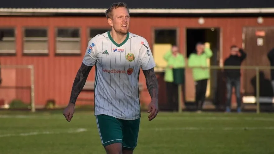 Frågan är vilken klubb Alexander Gustafsson spelar i 2023. Här ser ni honom i moderklubben Hultsfreds FK. 