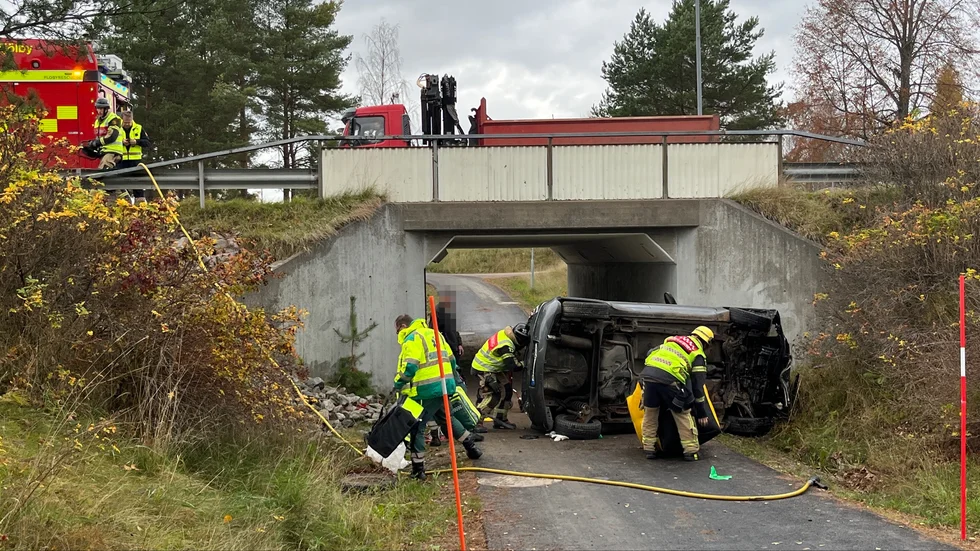 En bil körde av rondellen vid Cooprondellen i Mjölby på fredagsförmiddagen.