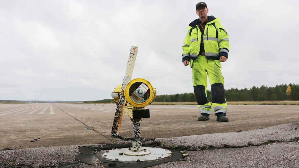 Flygplatsen i Hultsfred har drabbats av ett sabotage och måste stängas för flygtrafik. "Det är tio lampor som stulits eller förstörts" säger flygplatchefen Evert Oscarsson. "Det är en fråga om flygsäkerhet".