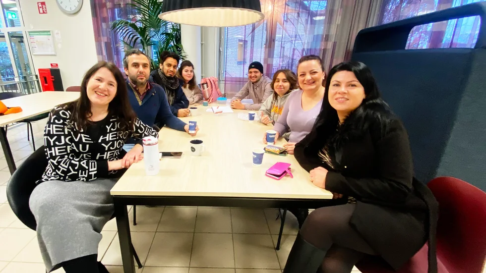 SFI-elever tar en fika mellan lektionerna, Ivita Goldberga-Miljone, Emir, Ahmed Gamil Shoroardi, Maryam Shakibi, Nareen Abdulrahman, Ainara Janevall, Joanna Cymerys. 