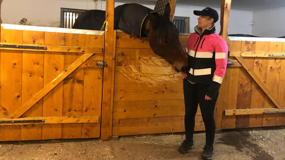 Fredrika med sin största häst Point Marke som mäter 174 centimeteri mankhöjd.