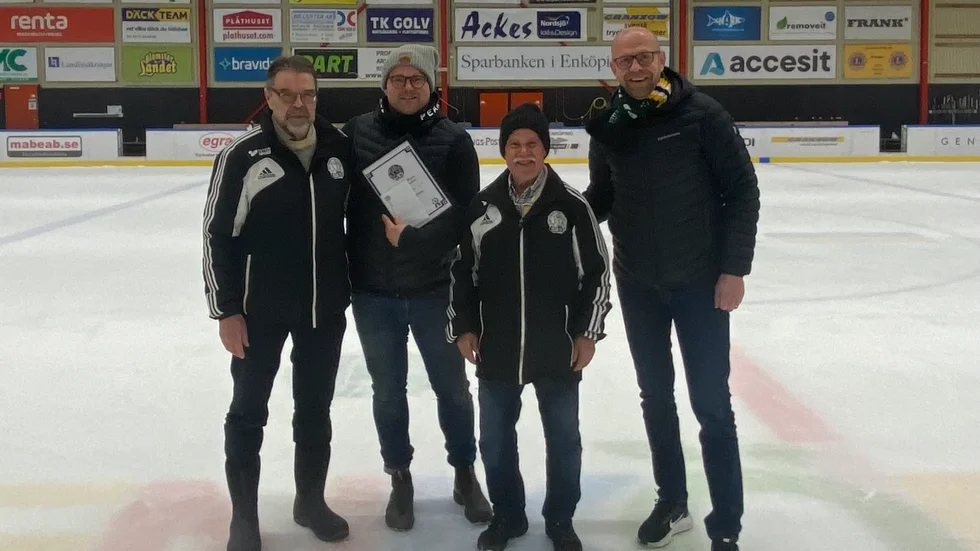 Rune Wallén, ESK Club 100, ungdomsledaren Pelle Olofsson, Teodor Rentifis, ESK Club 100 och Fredrik Laurin, ordförande ESK hockey.